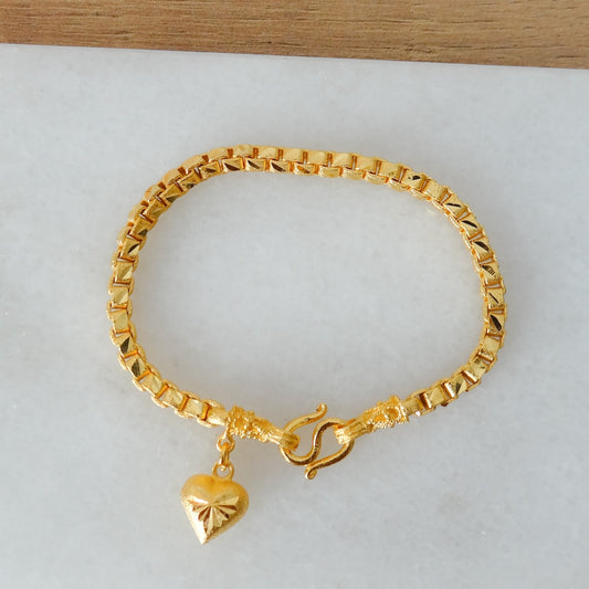Gouden Venetiaanse schakel armband met een hartjes bedel.