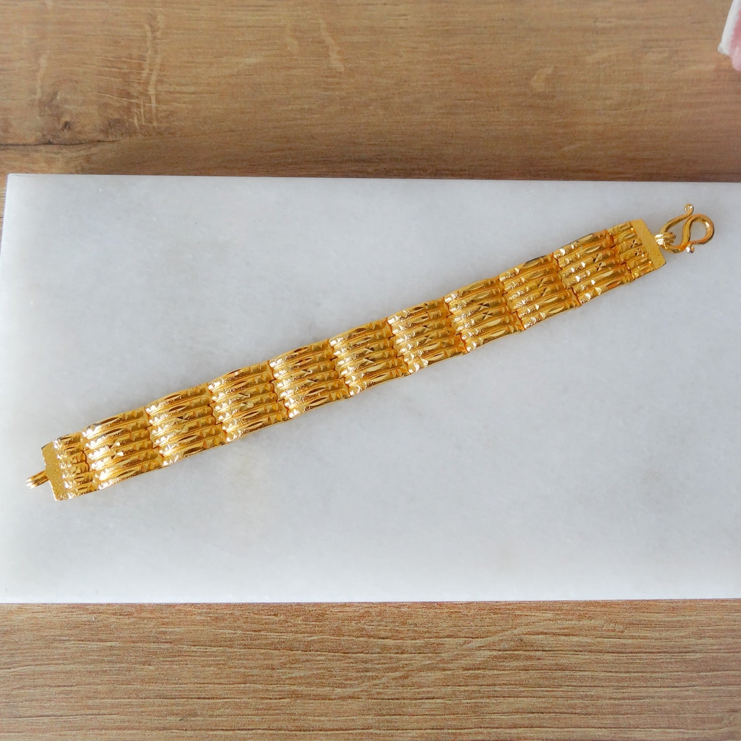 Brede plaat armband in goud